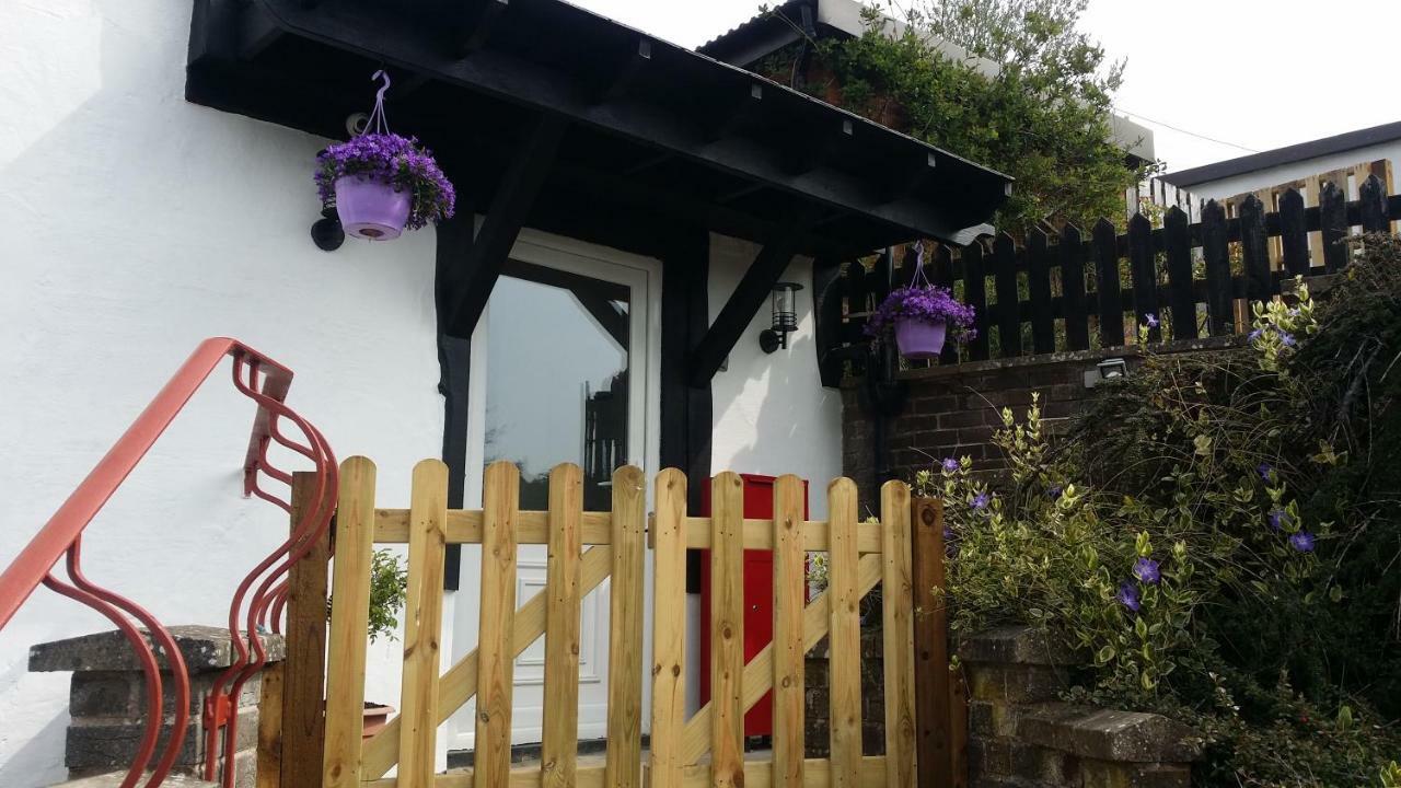 Welsh Row House Apartment Llandegla Bagian luar foto