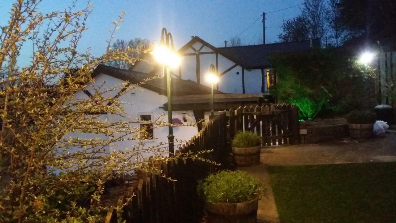 Welsh Row House Apartment Llandegla Bagian luar foto